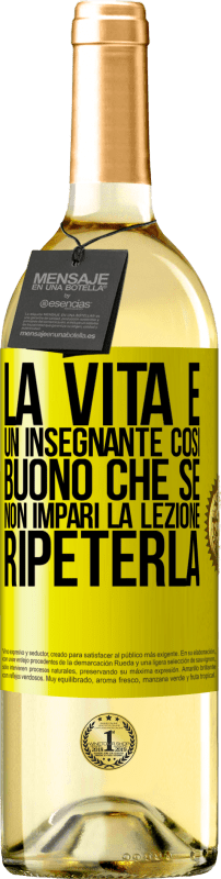 Spedizione Gratuita | Vino bianco Edizione WHITE La vita è un insegnante così buono che se non impari la lezione, ripeterla Etichetta Gialla. Etichetta personalizzabile Vino giovane Raccogliere 2023 Verdejo