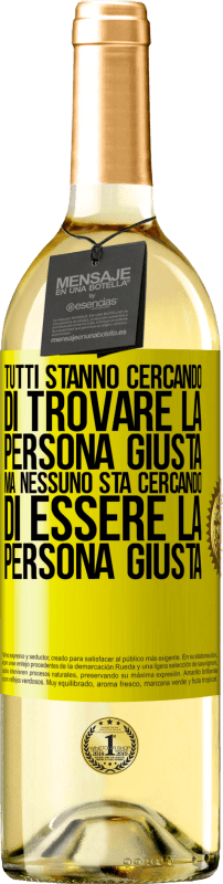 29,95 € | Vino bianco Edizione WHITE Tutti stanno cercando di trovare la persona giusta. Ma nessuno sta cercando di essere la persona giusta Etichetta Gialla. Etichetta personalizzabile Vino giovane Raccogliere 2024 Verdejo