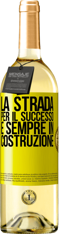 Spedizione Gratuita | Vino bianco Edizione WHITE La strada per il successo è sempre in costruzione Etichetta Gialla. Etichetta personalizzabile Vino giovane Raccogliere 2023 Verdejo