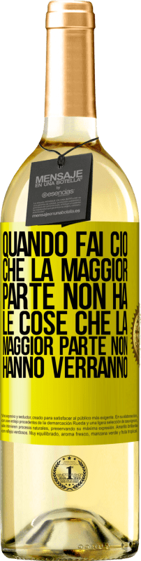 Spedizione Gratuita | Vino bianco Edizione WHITE Quando fai ciò che la maggior parte non ha, le cose che la maggior parte non hanno verranno Etichetta Gialla. Etichetta personalizzabile Vino giovane Raccogliere 2023 Verdejo