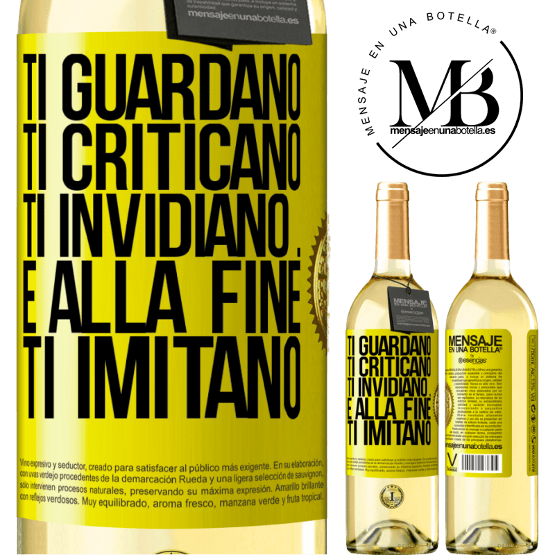 29,95 € Spedizione Gratuita | Vino bianco Edizione WHITE Ti guardano, ti criticano, ti invidiano ... e alla fine ti imitano Etichetta Gialla. Etichetta personalizzabile Vino giovane Raccogliere 2025 Verdejo