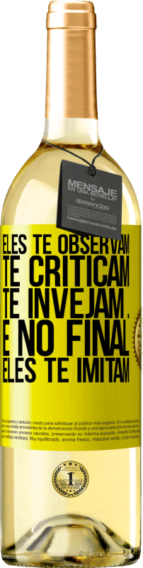 29,95 € Envio grátis | Vinho branco Edição WHITE Eles te observam, te criticam, te invejam ... e no final, eles te imitam Etiqueta Amarela. Etiqueta personalizável Vinho jovem Colheita 2025 Verdejo