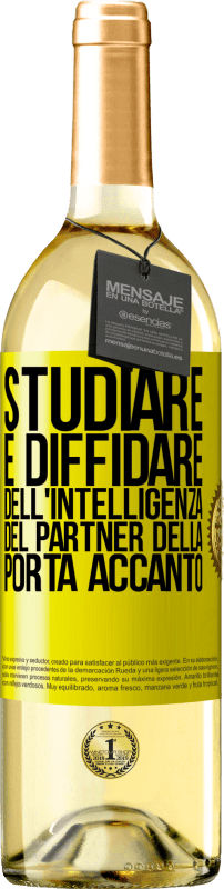 29,95 € | Vino bianco Edizione WHITE Studiare è diffidare dell'intelligenza del partner della porta accanto Etichetta Gialla. Etichetta personalizzabile Vino giovane Raccogliere 2024 Verdejo