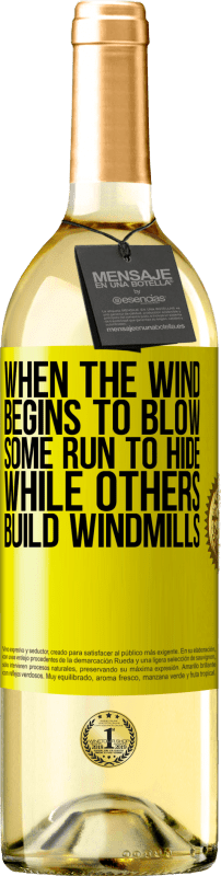 29,95 € | Белое вино Издание WHITE Когда ветер начинает дуть, некоторые бегут, чтобы спрятаться, другие строят ветряные мельницы Желтая этикетка. Настраиваемая этикетка Молодое вино Урожай 2023 Verdejo