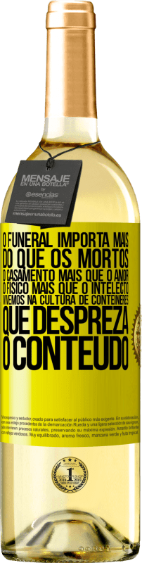 Envio grátis | Vinho branco Edição WHITE O funeral importa mais do que os mortos, o casamento mais que o amor, o físico mais que o intelecto. Vivemos na cultura de Etiqueta Amarela. Etiqueta personalizável Vinho jovem Colheita 2023 Verdejo