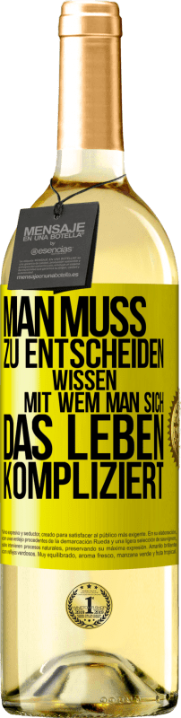 29,95 € | Weißwein WHITE Ausgabe Man muss zu entscheiden wissen, mit wem man sich das Leben kompliziert Gelbes Etikett. Anpassbares Etikett Junger Wein Ernte 2025 Verdejo