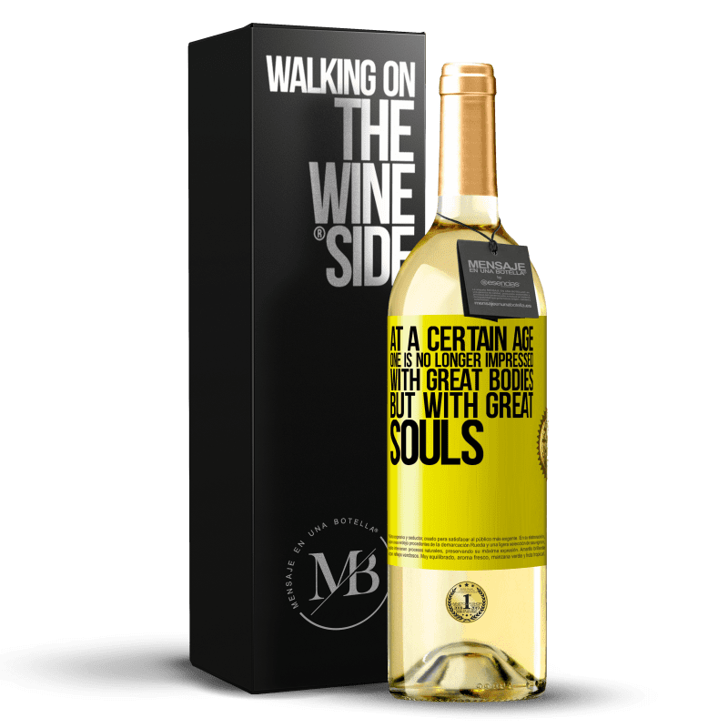 29,95 € 送料無料 | 白ワイン WHITEエディション ある年齢で、偉大な肉体に感動することはなくなりましたが、偉大な魂に感動します 黄色のラベル. カスタマイズ可能なラベル 若いワイン 収穫 2023 Verdejo