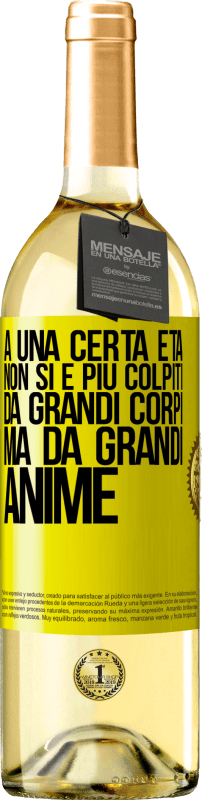 29,95 € Spedizione Gratuita | Vino bianco Edizione WHITE A una certa età non si è più colpiti da grandi corpi, ma da grandi anime Etichetta Gialla. Etichetta personalizzabile Vino giovane Raccogliere 2024 Verdejo