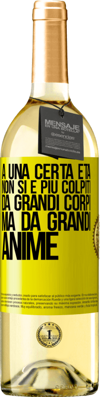 29,95 € | Vino bianco Edizione WHITE A una certa età non si è più colpiti da grandi corpi, ma da grandi anime Etichetta Gialla. Etichetta personalizzabile Vino giovane Raccogliere 2025 Verdejo