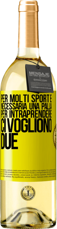 29,95 € Spedizione Gratuita | Vino bianco Edizione WHITE Per molti sport è necessaria una palla. Per intraprendere, ci vogliono due Etichetta Gialla. Etichetta personalizzabile Vino giovane Raccogliere 2025 Verdejo