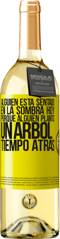 29,95 € | Vino Blanco Edición WHITE Alguien está sentado en la sombra hoy, porque alguien plantó un árbol tiempo atrás Etiqueta Amarilla. Etiqueta personalizable Vino joven Cosecha 2025 Verdejo