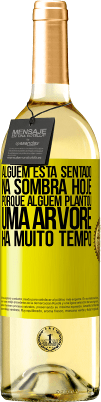 29,95 € | Vinho branco Edição WHITE Alguém está sentado na sombra hoje, porque alguém plantou uma árvore há muito tempo Etiqueta Amarela. Etiqueta personalizável Vinho jovem Colheita 2025 Verdejo