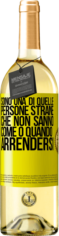 29,95 € | Vino bianco Edizione WHITE Sono una di quelle persone strane che non sanno come o quando arrendersi Etichetta Gialla. Etichetta personalizzabile Vino giovane Raccogliere 2024 Verdejo