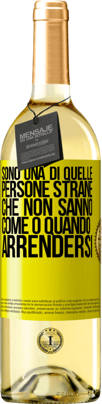 29,95 € Spedizione Gratuita | Vino bianco Edizione WHITE Sono una di quelle persone strane che non sanno come o quando arrendersi Etichetta Gialla. Etichetta personalizzabile Vino giovane Raccogliere 2025 Verdejo