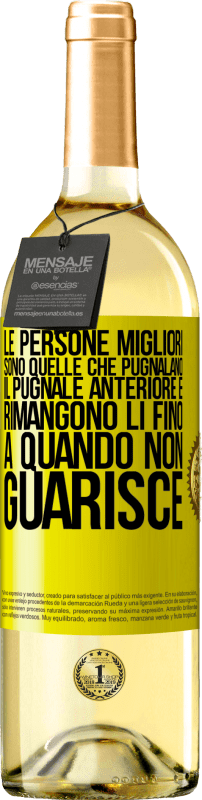 Spedizione Gratuita | Vino bianco Edizione WHITE Le persone migliori sono quelle che pugnalano il pugnale anteriore e rimangono lì fino a quando non guarisce Etichetta Gialla. Etichetta personalizzabile Vino giovane Raccogliere 2023 Verdejo