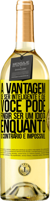 29,95 € | Vinho branco Edição WHITE A vantagem de ser inteligente é que você pode fingir ser um idiota, enquanto o contrário é impossível Etiqueta Amarela. Etiqueta personalizável Vinho jovem Colheita 2025 Verdejo