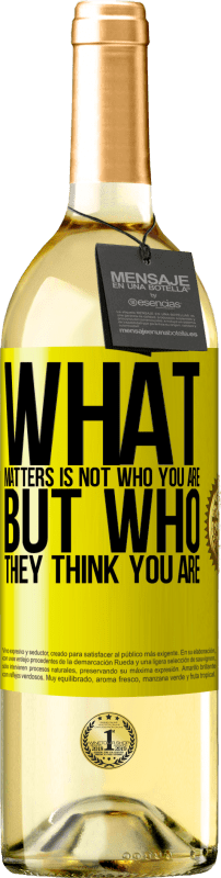 29,95 € Free Shipping | White Wine WHITE Edition What matters is not who you are, but who they think you are Yellow Label. Customizable label Young wine Harvest 2025 Verdejo