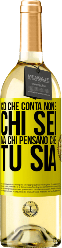 29,95 € Spedizione Gratuita | Vino bianco Edizione WHITE Ciò che conta non è chi sei, ma chi pensano che tu sia Etichetta Gialla. Etichetta personalizzabile Vino giovane Raccogliere 2025 Verdejo