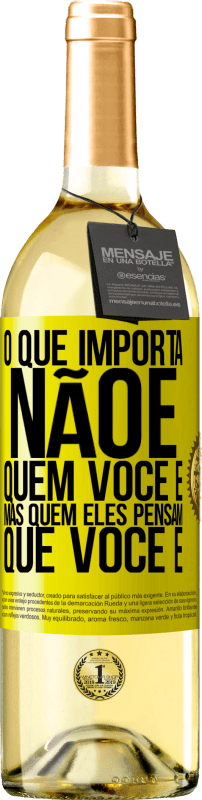 29,95 € Envio grátis | Vinho branco Edição WHITE O que importa não é quem você é, mas quem eles pensam que você é Etiqueta Amarela. Etiqueta personalizável Vinho jovem Colheita 2025 Verdejo
