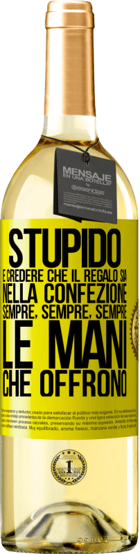 Spedizione Gratuita | Vino bianco Edizione WHITE Stupido è credere che il regalo sia nella confezione. Sempre, sempre, sempre le mani che offrono Etichetta Gialla. Etichetta personalizzabile Vino giovane Raccogliere 2023 Verdejo