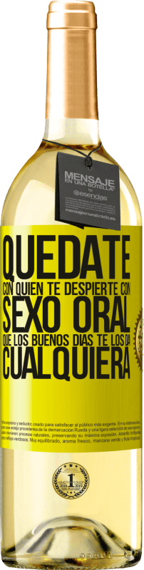 29,95 € Envío gratis | Vino Blanco Edición WHITE Quédate con quien te despierte con sexo oral, que los buenos días te los da cualquiera Etiqueta Amarilla. Etiqueta personalizable Vino joven Cosecha 2024 Verdejo