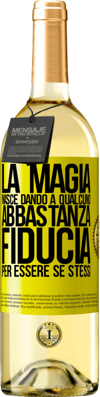 Spedizione Gratuita | Vino bianco Edizione WHITE La magia nasce dando a qualcuno abbastanza fiducia per essere se stessi Etichetta Gialla. Etichetta personalizzabile Vino giovane Raccogliere 2023 Verdejo