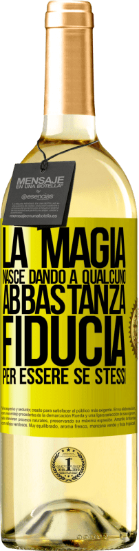 29,95 € Spedizione Gratuita | Vino bianco Edizione WHITE La magia nasce dando a qualcuno abbastanza fiducia per essere se stessi Etichetta Gialla. Etichetta personalizzabile Vino giovane Raccogliere 2025 Verdejo