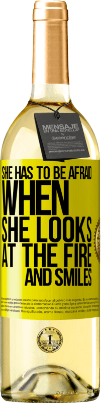 29,95 € | Белое вино Издание WHITE Она должна бояться, когда она смотрит на огонь и улыбается Желтая этикетка. Настраиваемая этикетка Молодое вино Урожай 2025 Verdejo