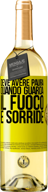 29,95 € | Vino bianco Edizione WHITE Deve avere paura quando guarda il fuoco e sorride Etichetta Gialla. Etichetta personalizzabile Vino giovane Raccogliere 2023 Verdejo