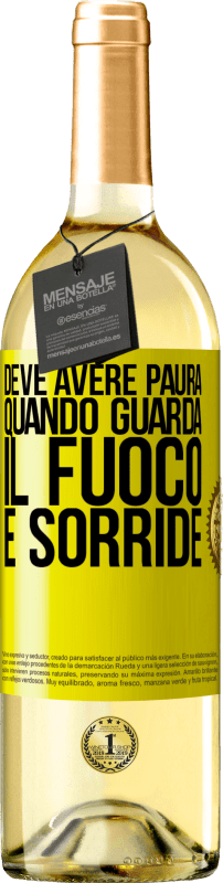 29,95 € | Vino bianco Edizione WHITE Deve avere paura quando guarda il fuoco e sorride Etichetta Gialla. Etichetta personalizzabile Vino giovane Raccogliere 2025 Verdejo
