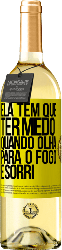 29,95 € | Vinho branco Edição WHITE Ela tem que ter medo quando olha para o fogo e sorri Etiqueta Amarela. Etiqueta personalizável Vinho jovem Colheita 2023 Verdejo