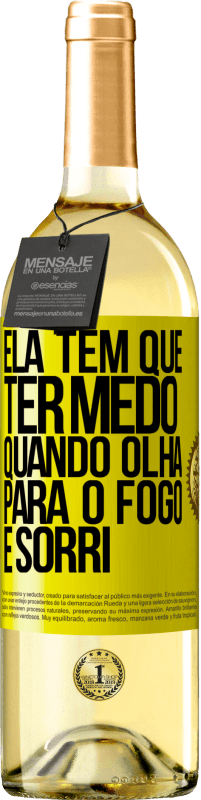 29,95 € | Vinho branco Edição WHITE Ela tem que ter medo quando olha para o fogo e sorri Etiqueta Amarela. Etiqueta personalizável Vinho jovem Colheita 2025 Verdejo