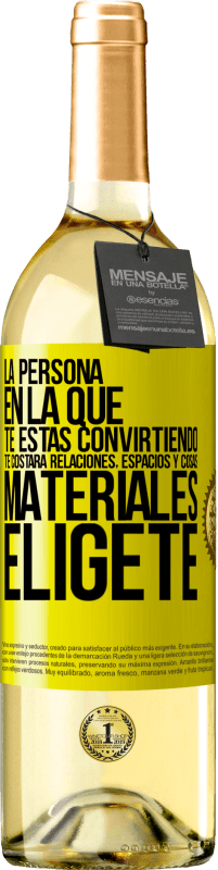 29,95 € Envío gratis | Vino Blanco Edición WHITE La persona en la que te estás convirtiendo te costará relaciones, espacios y cosas materiales. Elígete Etiqueta Amarilla. Etiqueta personalizable Vino joven Cosecha 2025 Verdejo