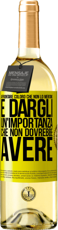 29,95 € Spedizione Gratuita | Vino bianco Edizione WHITE Affrontare coloro che non lo meritano è dargli un'importanza che non dovrebbe avere Etichetta Gialla. Etichetta personalizzabile Vino giovane Raccogliere 2025 Verdejo