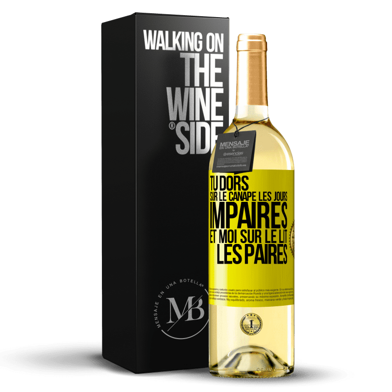 29,95 € Envoi gratuit | Vin blanc Édition WHITE Tu dors sur le canapé les jours impaires et moi sur le lit les paires Étiquette Jaune. Étiquette personnalisable Vin jeune Récolte 2024 Verdejo