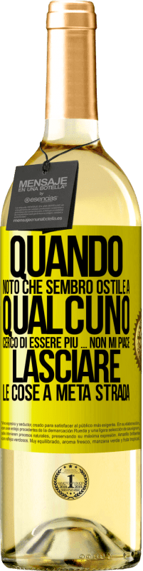 29,95 € | Vino bianco Edizione WHITE Quando noto che piaccio a qualcuno, cerco di piacergli di peggio ... Non mi piace lasciare le cose a metà strada Etichetta Gialla. Etichetta personalizzabile Vino giovane Raccogliere 2024 Verdejo