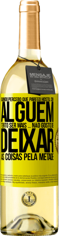 29,95 € Envio grátis | Vinho branco Edição WHITE Quando percebo que alguém gosta de mim, tento gostar mais dele ... não gosto de deixar as coisas pela metade Etiqueta Amarela. Etiqueta personalizável Vinho jovem Colheita 2024 Verdejo