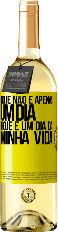 29,95 € | Vinho branco Edição WHITE Hoje não é apenas um dia, hoje é um dia da minha vida Etiqueta Amarela. Etiqueta personalizável Vinho jovem Colheita 2024 Verdejo