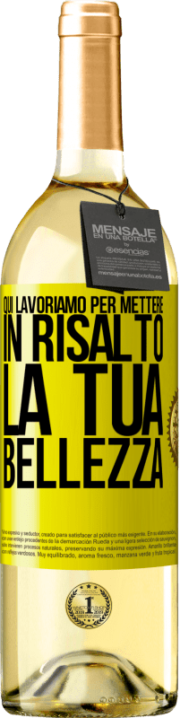 29,95 € Spedizione Gratuita | Vino bianco Edizione WHITE Qui lavoriamo per mettere in risalto la tua bellezza Etichetta Gialla. Etichetta personalizzabile Vino giovane Raccogliere 2025 Verdejo