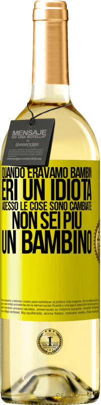 Spedizione Gratuita | Vino bianco Edizione WHITE Quando eravamo bambini, eri un idiota. Adesso le cose sono cambiate. Non sei più un bambino Etichetta Gialla. Etichetta personalizzabile Vino giovane Raccogliere 2023 Verdejo