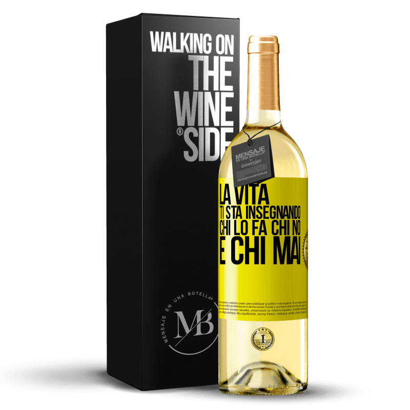 29,95 € Spedizione Gratuita | Vino bianco Edizione WHITE La vita ti sta insegnando chi lo fa, chi no e chi mai Etichetta Gialla. Etichetta personalizzabile Vino giovane Raccogliere 2025 Verdejo
