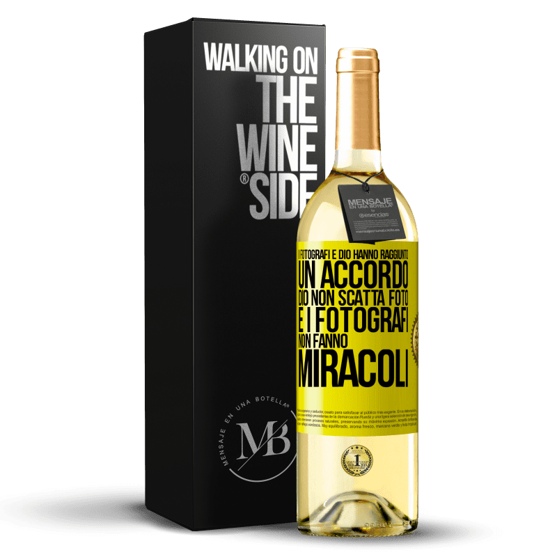 29,95 € Spedizione Gratuita | Vino bianco Edizione WHITE I fotografi e Dio hanno raggiunto un accordo. Dio non scatta foto e i fotografi non fanno miracoli Etichetta Gialla. Etichetta personalizzabile Vino giovane Raccogliere 2025 Verdejo