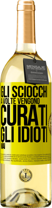 29,95 € Spedizione Gratuita | Vino bianco Edizione WHITE Gli sciocchi a volte vengono curati, gli idioti mai Etichetta Gialla. Etichetta personalizzabile Vino giovane Raccogliere 2025 Verdejo