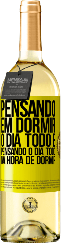 Envio grátis | Vinho branco Edição WHITE Pensando em dormir o dia todo e pensando o dia todo na hora de dormir Etiqueta Amarela. Etiqueta personalizável Vinho jovem Colheita 2023 Verdejo