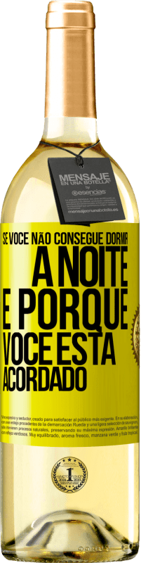 Envio grátis | Vinho branco Edição WHITE Se você não consegue dormir à noite é porque você está acordado Etiqueta Amarela. Etiqueta personalizável Vinho jovem Colheita 2023 Verdejo