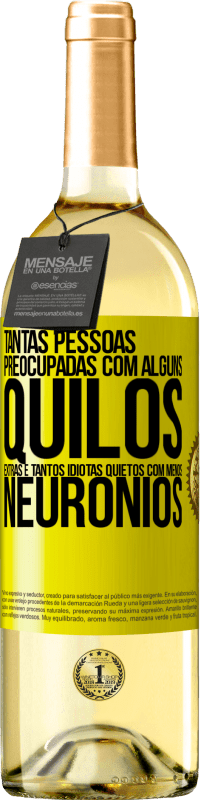 29,95 € Envio grátis | Vinho branco Edição WHITE Tantas pessoas preocupadas com alguns quilos extras e tantos idiotas quietos com menos neurônios Etiqueta Amarela. Etiqueta personalizável Vinho jovem Colheita 2025 Verdejo