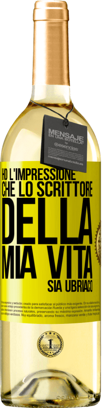 29,95 € Spedizione Gratuita | Vino bianco Edizione WHITE Ho l'impressione che lo scrittore della mia vita sia ubriaco Etichetta Gialla. Etichetta personalizzabile Vino giovane Raccogliere 2025 Verdejo