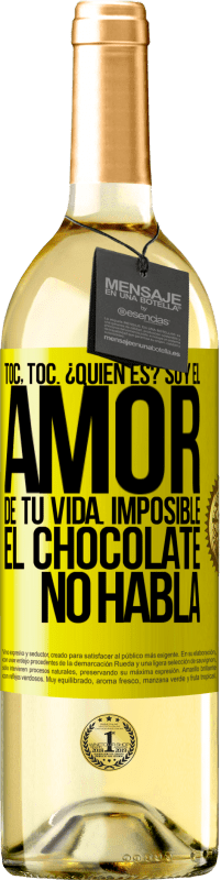 Envío gratis | Vino Blanco Edición WHITE Toc, toc. ¿Quién es? Soy el amor de tu vida. Imposible, el chocolate no habla Etiqueta Amarilla. Etiqueta personalizable Vino joven Cosecha 2023 Verdejo