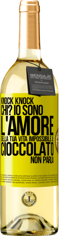 Spedizione Gratuita | Vino bianco Edizione WHITE Knock Knock. Chi? Io sono l'amore della tua vita Impossibile, il cioccolato non parla Etichetta Gialla. Etichetta personalizzabile Vino giovane Raccogliere 2023 Verdejo