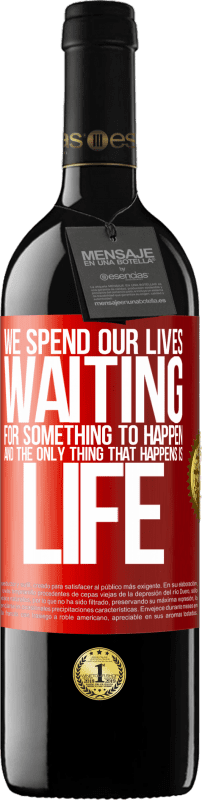 39,95 € | 赤ワイン REDエディション MBE 予約する 私たちは何かが起こるのを待って人生を過ごします、そして起こる唯一のことは人生です 赤いタグ. カスタマイズ可能なラベル 予約する 12 月 収穫 2014 Tempranillo